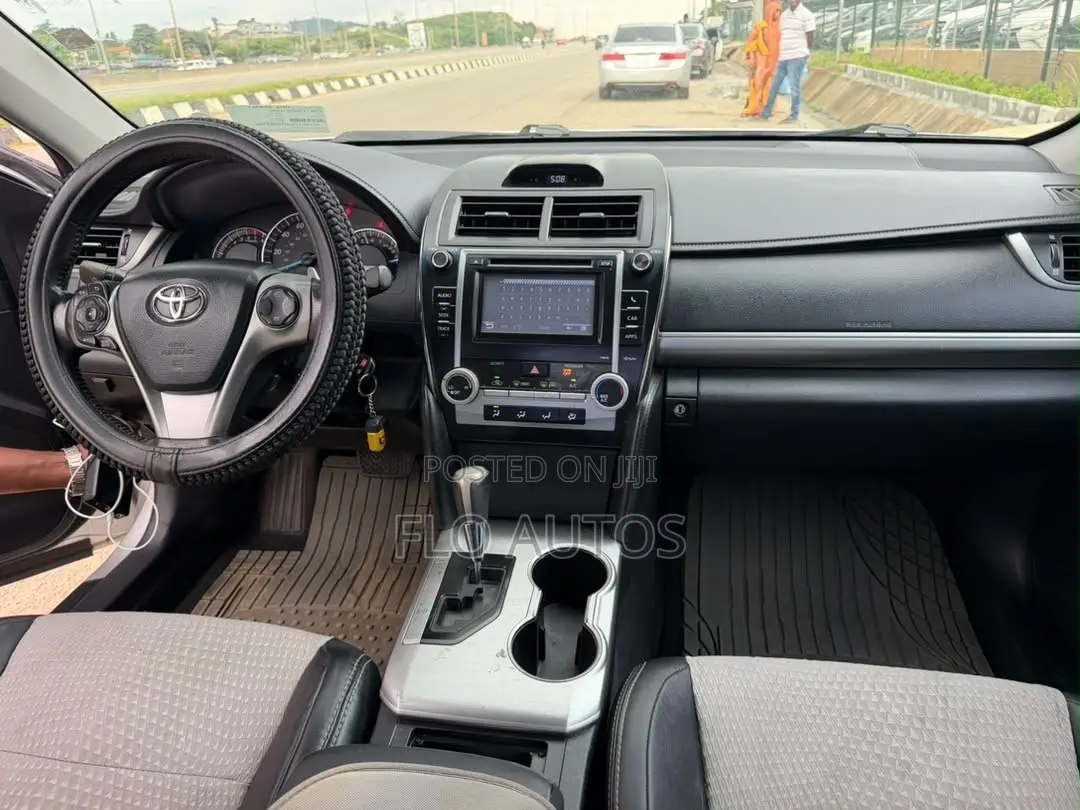 Toyota Camry SE 4dr Sedan (2.5L 4cyl 6A) 2014 Gray