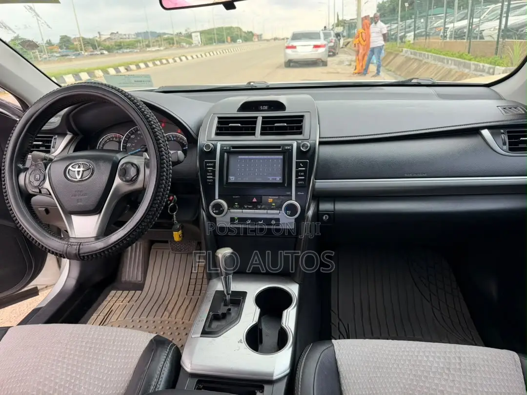 Toyota Camry SE 4dr Sedan (2.5L 4cyl 6A) 2014 Gray