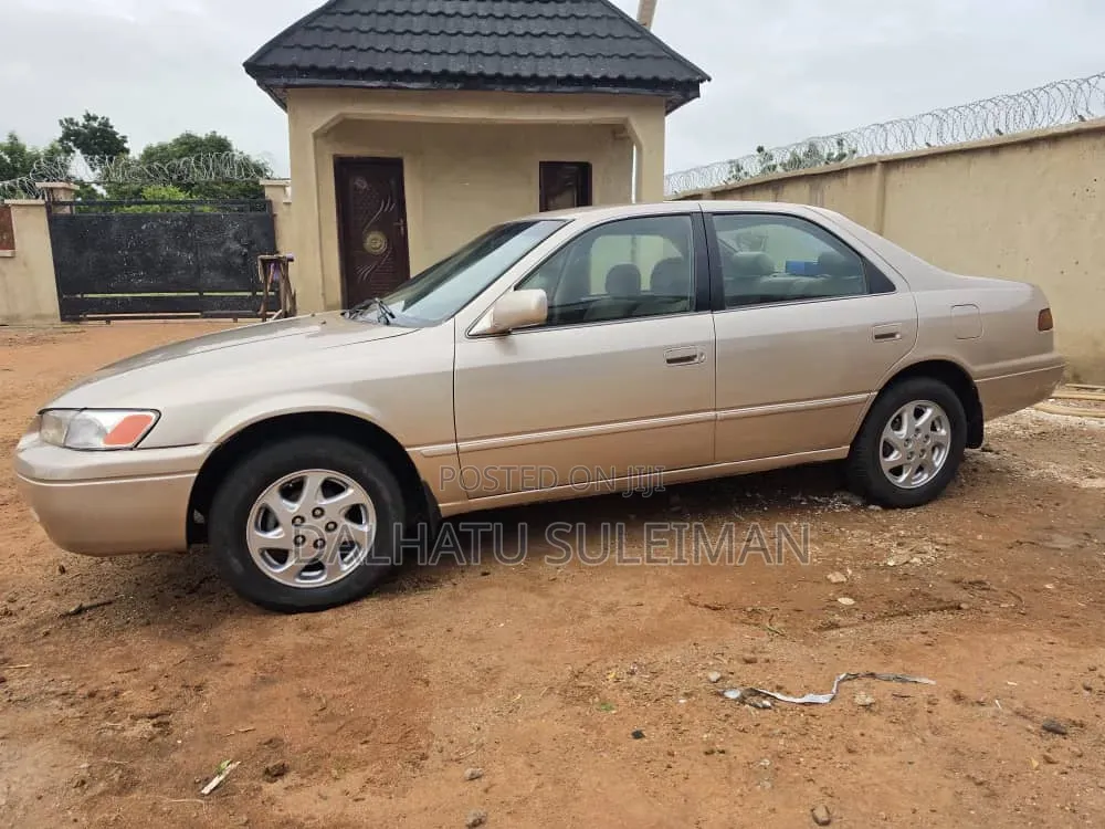Toyota Camry 2000 Gold