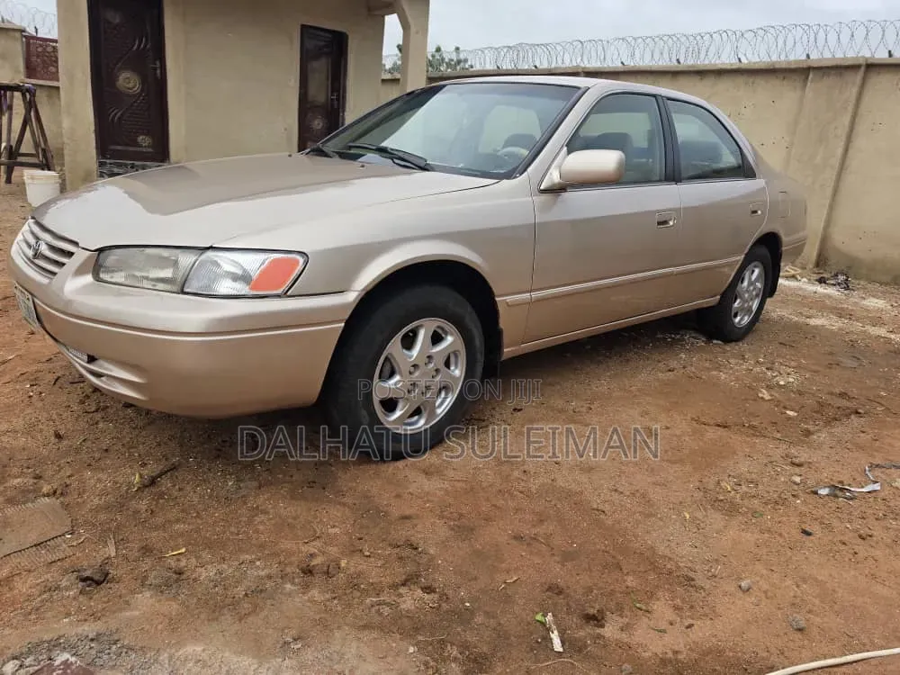 Toyota Camry 2000 Gold