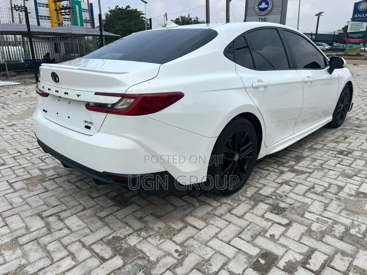Toyota Camry SE 2025 White