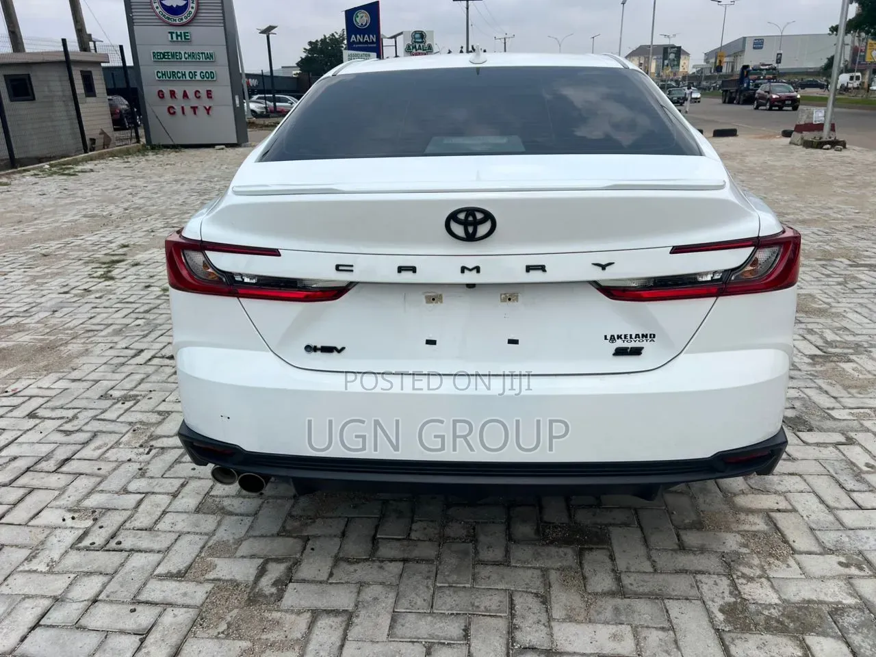 Toyota Camry SE 2025 White