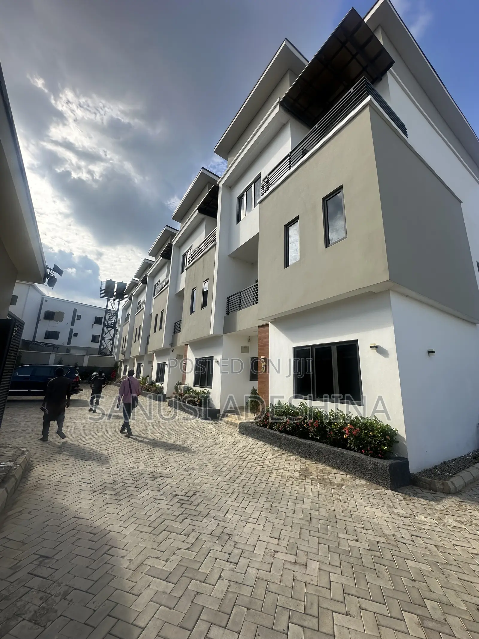 4bdrm Duplex in Jahi Gilmore,Close for sale