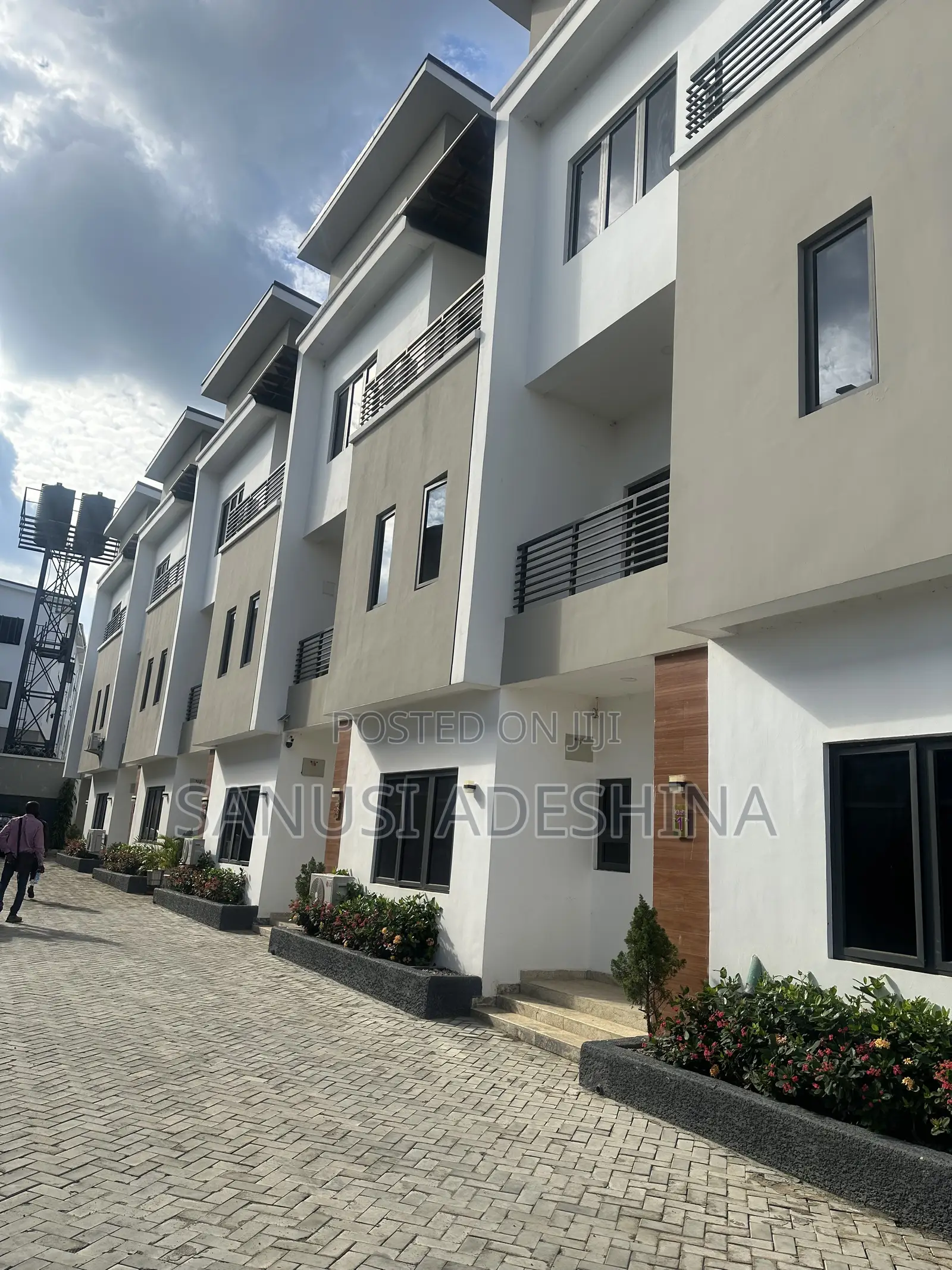 4bdrm Duplex in Jahi Gilmore,Close for sale