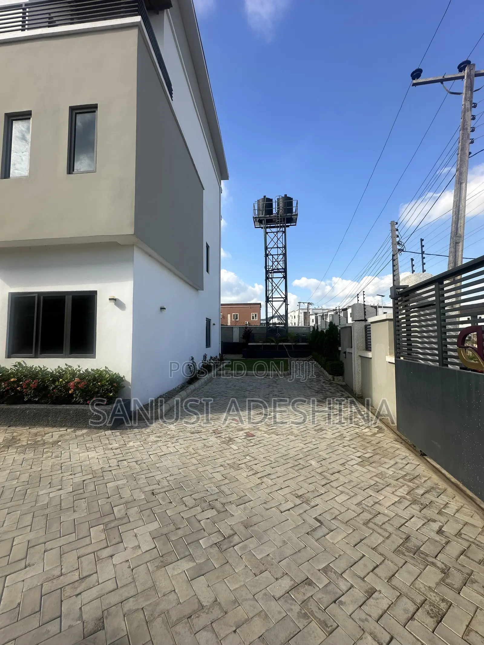 4bdrm Duplex in Jahi Gilmore,Close for sale