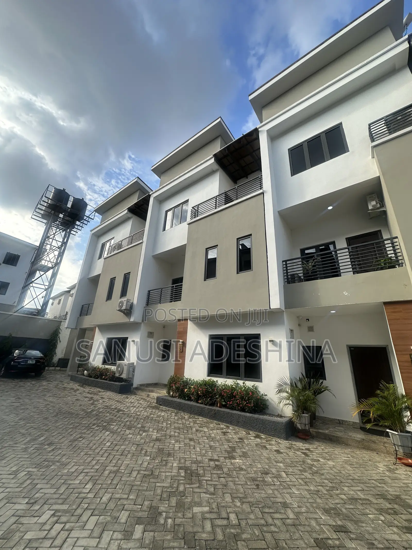 4bdrm Duplex in Jahi Gilmore,Close for sale
