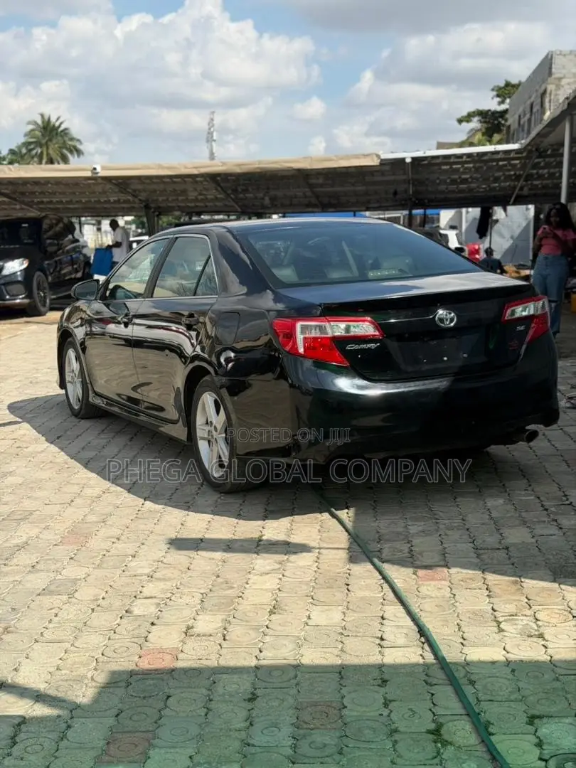 Toyota Camry SE Sport 4dr Sedan w/Prod. End 11/13 (2.5L 4cyl 6A) 2014