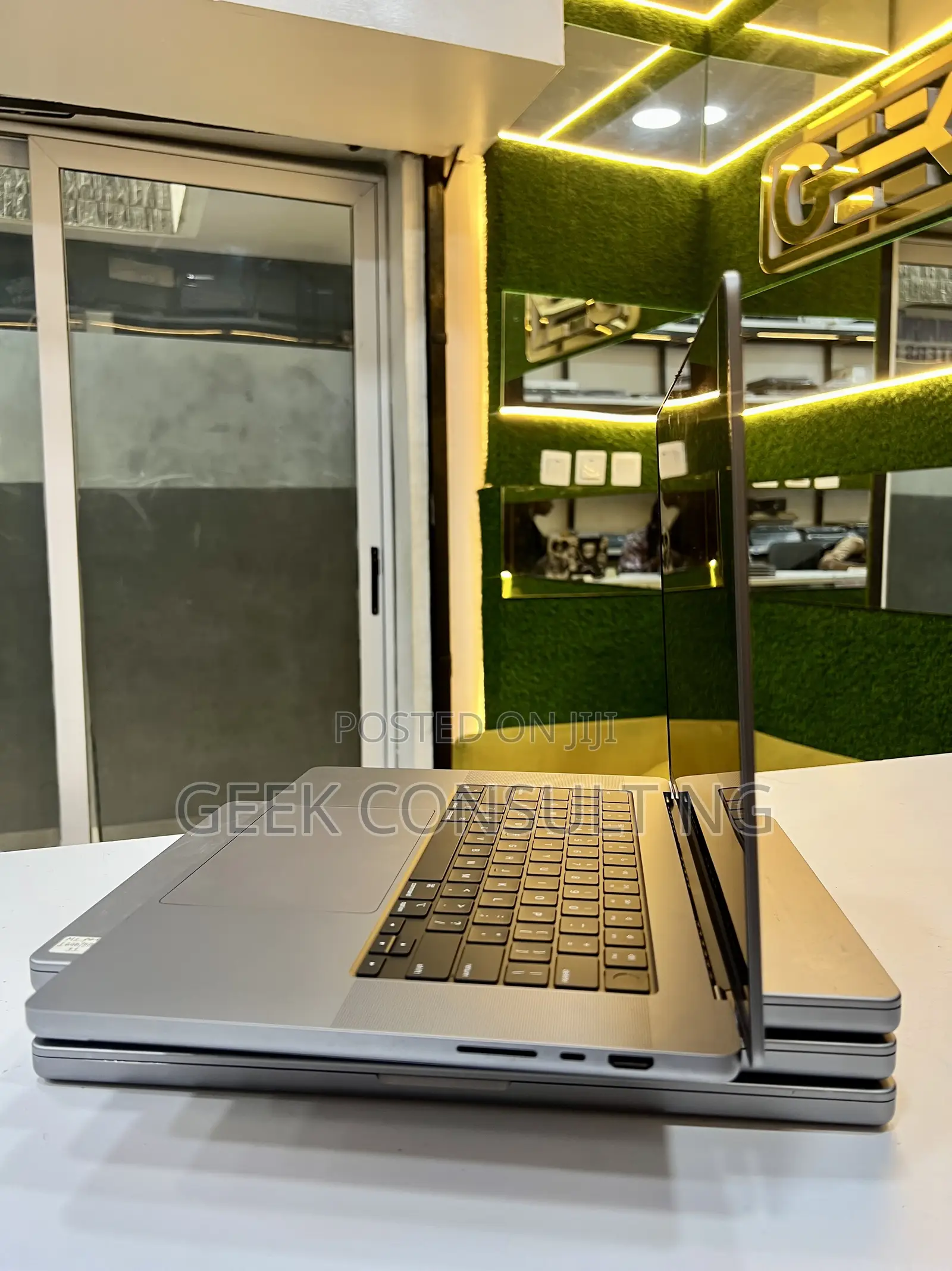 Laptop Apple MacBook Pro 2021 M1 16GB Apple M1 Pro SSD 512GB