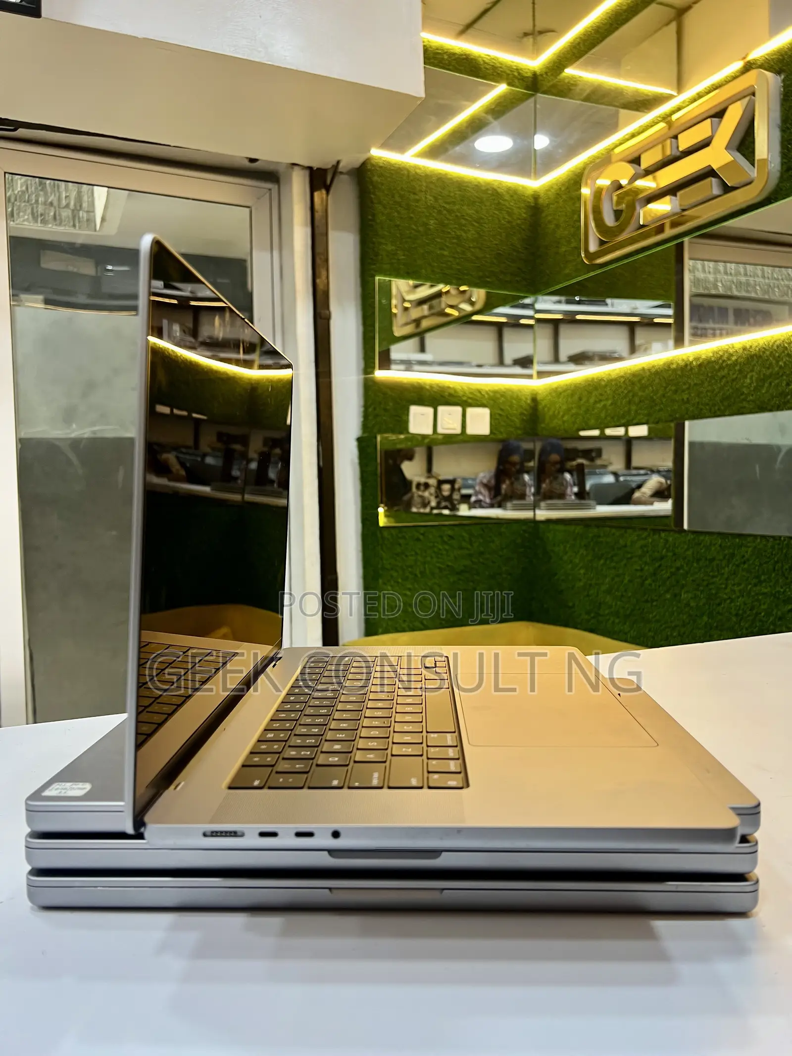 Laptop Apple MacBook Pro 2021 M1 16GB Apple M1 Pro SSD 512GB