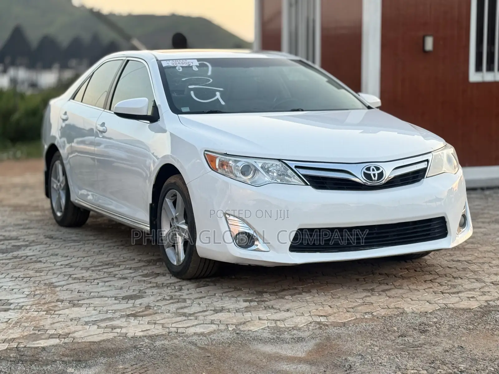 Toyota Camry XLE 4dr Sedan (2.5L 4cyl 6A) 2013 White