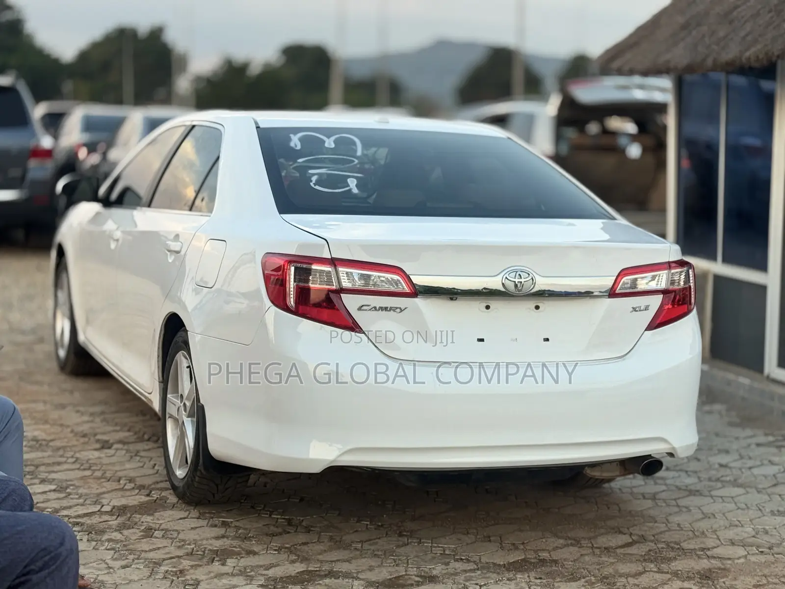 Toyota Camry XLE 4dr Sedan (2.5L 4cyl 6A) 2013 White