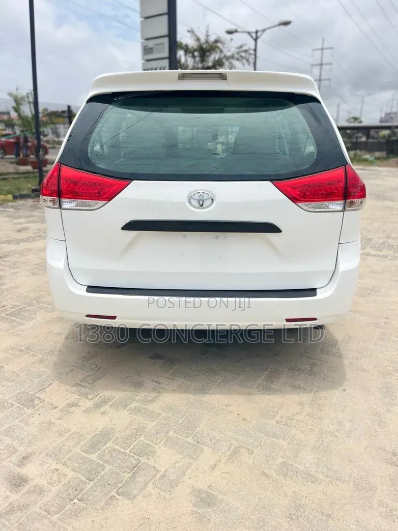 Toyota Sienna 2011 White