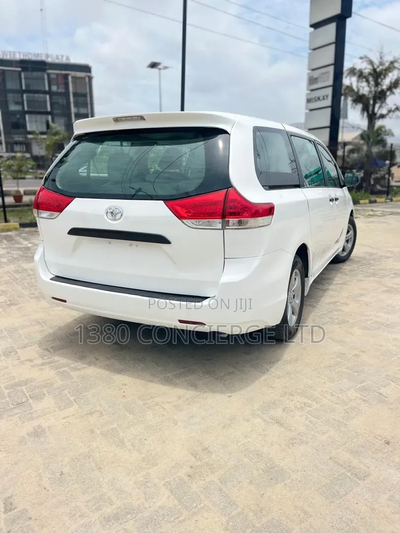 Toyota Sienna 2011 White