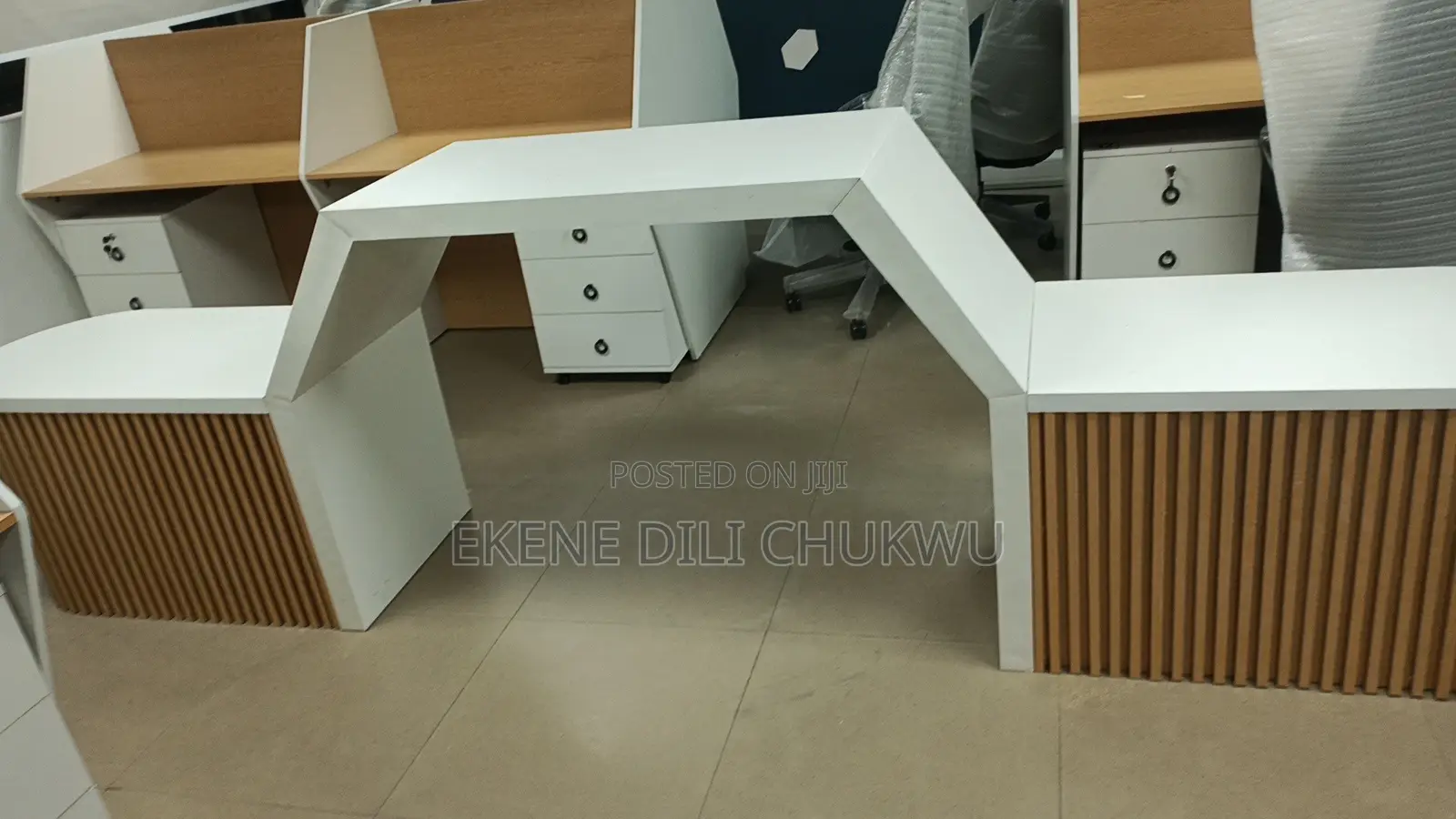 And Attractive: Luxury Modern Hallway Island Table With Fluted Design