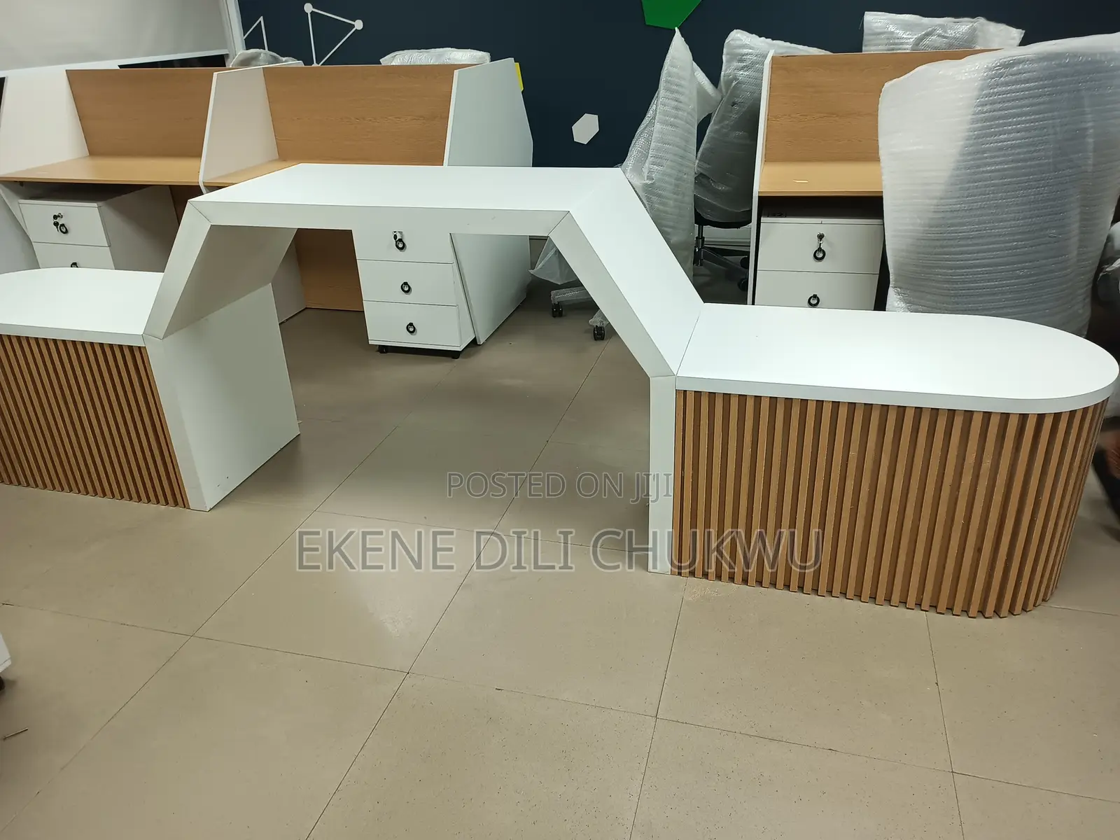 And Attractive: Luxury Modern Hallway Island Table With Fluted Design