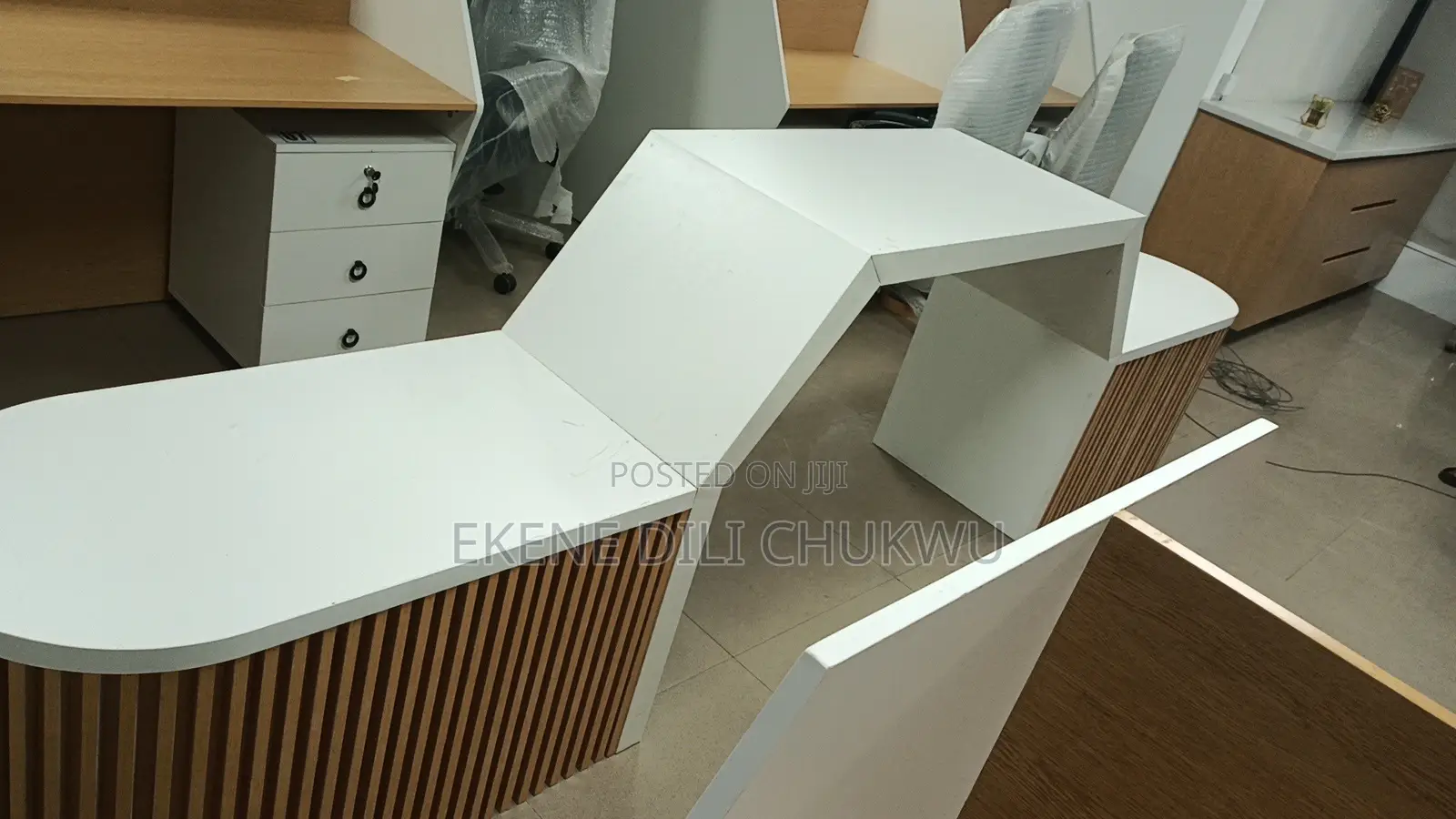 And Attractive: Luxury Modern Hallway Island Table With Fluted Design