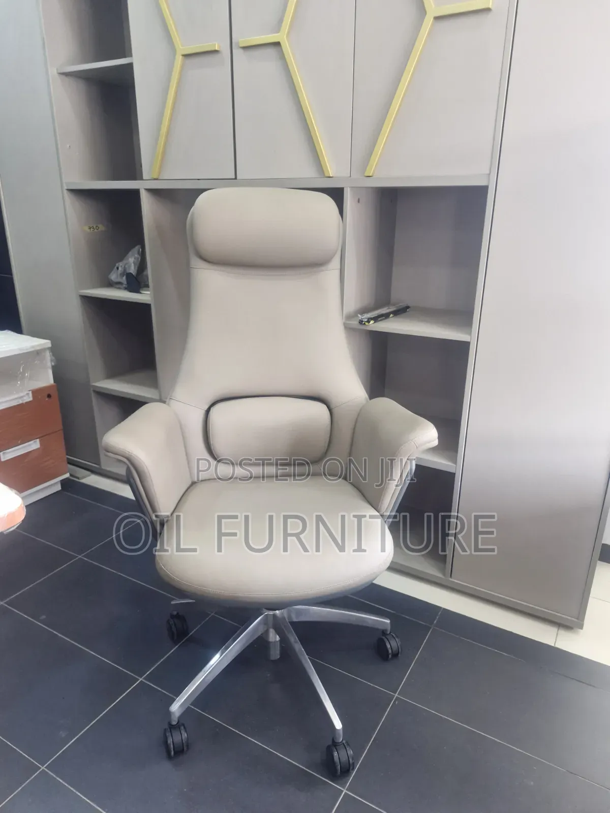 ​Luxury Swivel Boss Chair With Lumbar Support & Padded Armrest