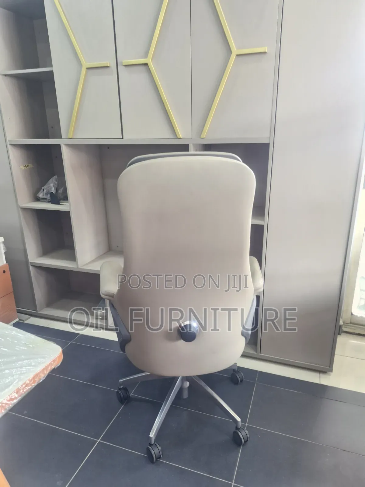 ​Luxury Swivel Boss Chair With Lumbar Support & Padded Armrest