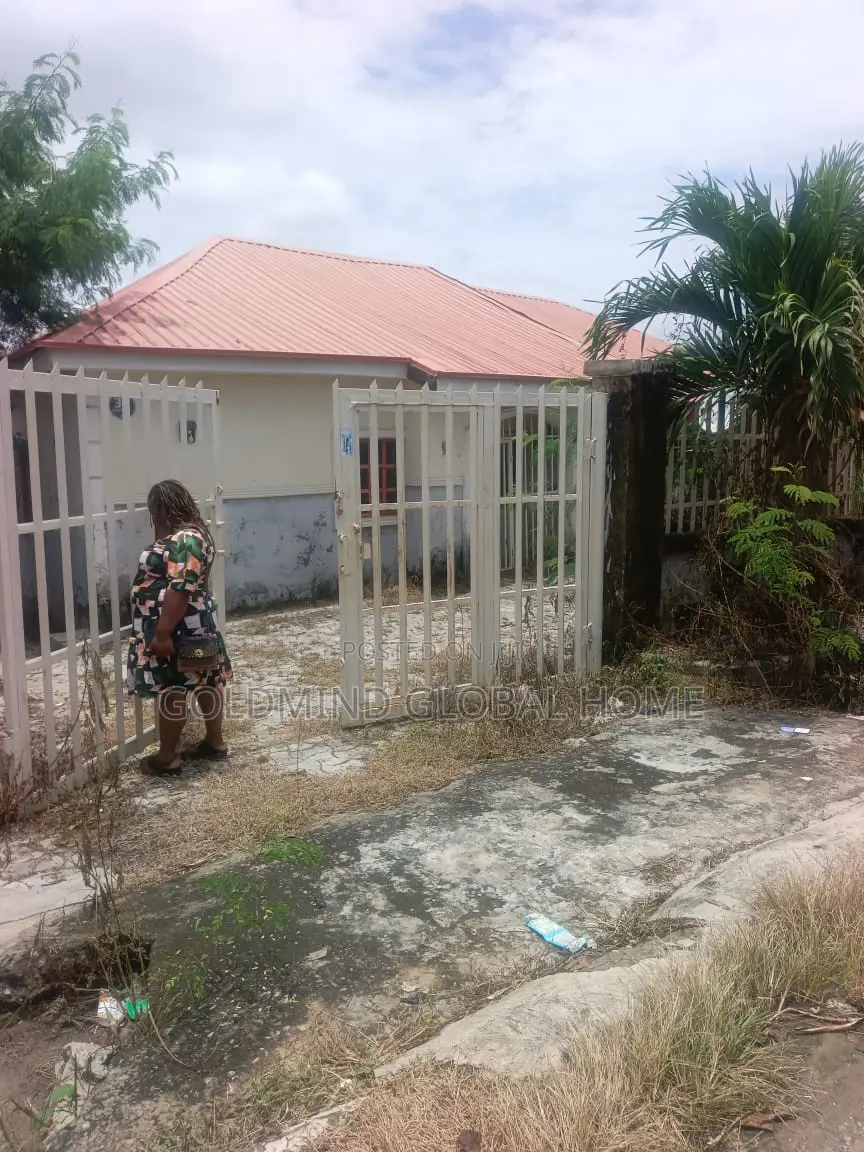 3bdrm Bungalow in Along Von Estate, FHA for sale
