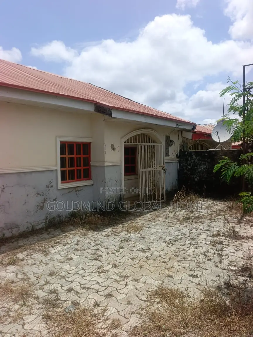 3bdrm Bungalow in Along Von Estate, FHA for sale