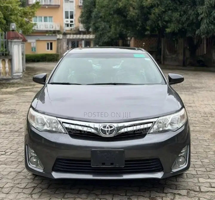 Toyota Camry XLE V6 4dr Sedan (3.5L 6cyl 6A) 2013 Gray