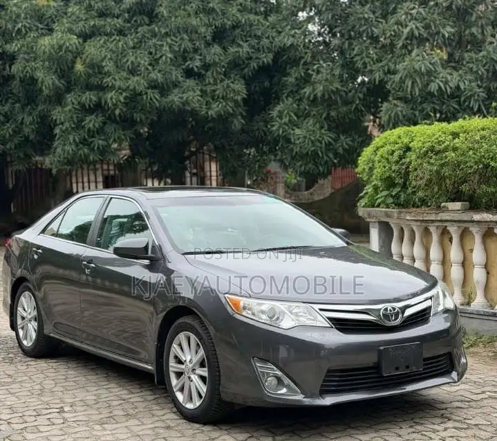 Toyota Camry XLE V6 4dr Sedan (3.5L 6cyl 6A) 2013 Gray