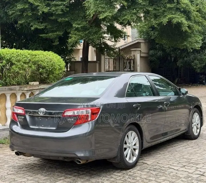 Toyota Camry XLE V6 4dr Sedan (3.5L 6cyl 6A) 2013 Gray