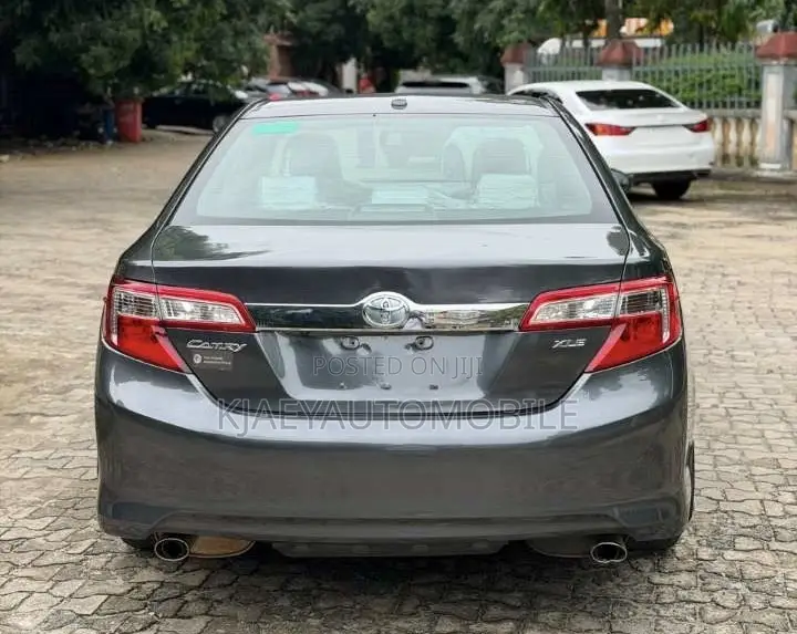 Toyota Camry XLE V6 4dr Sedan (3.5L 6cyl 6A) 2013 Gray