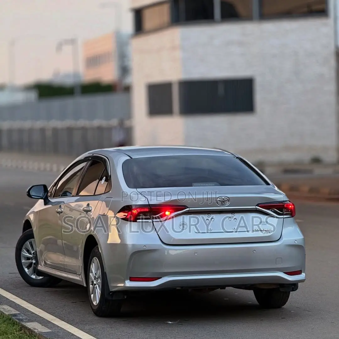 Toyota Corolla XLE 2021 Silver