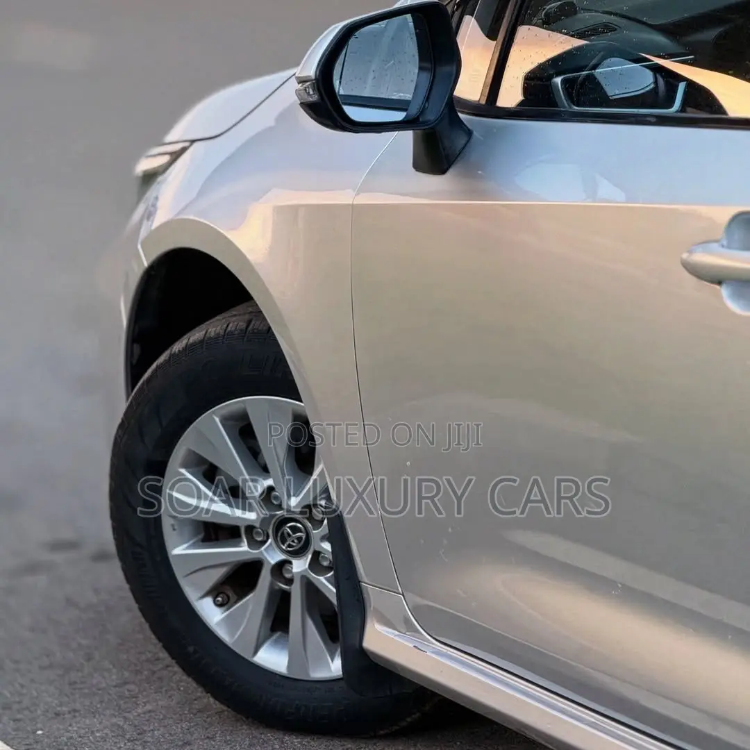 Toyota Corolla XLE 2021 Silver