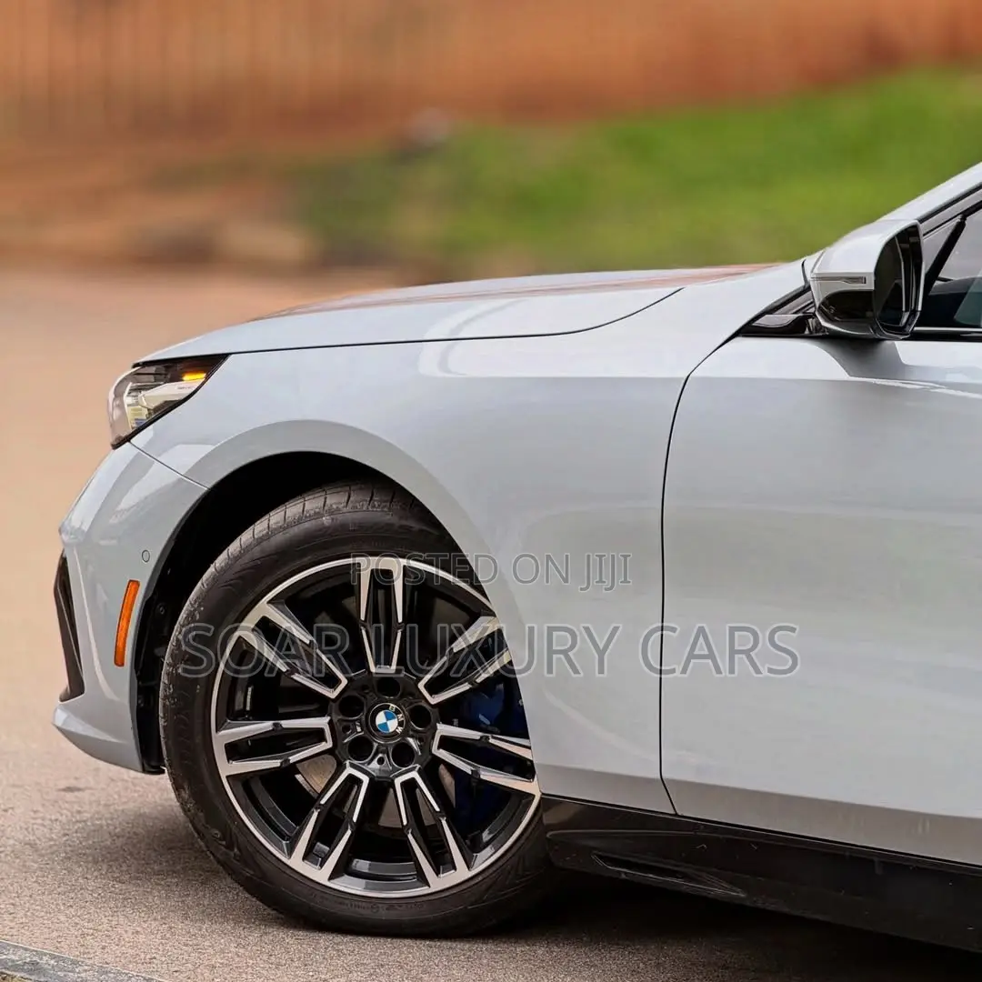BMW 540i 2025 Gray