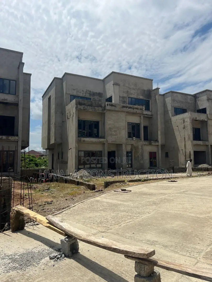 5bdrm Duplex in Guzape District for sale