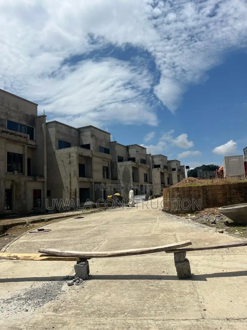 5bdrm Duplex in Guzape District for sale