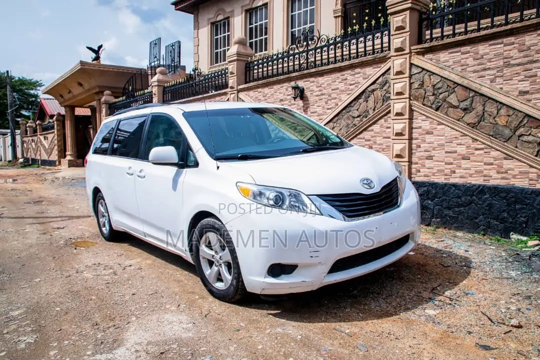 Toyota Sienna LE 8 Passenger 2011 White