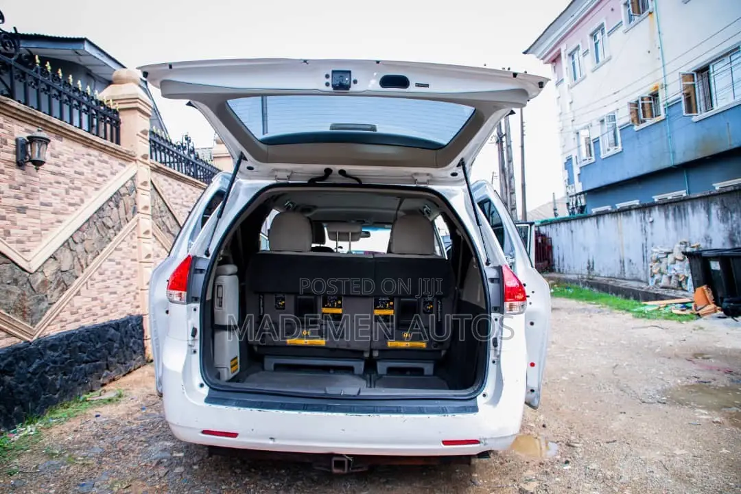Toyota Sienna LE 8 Passenger 2011 White