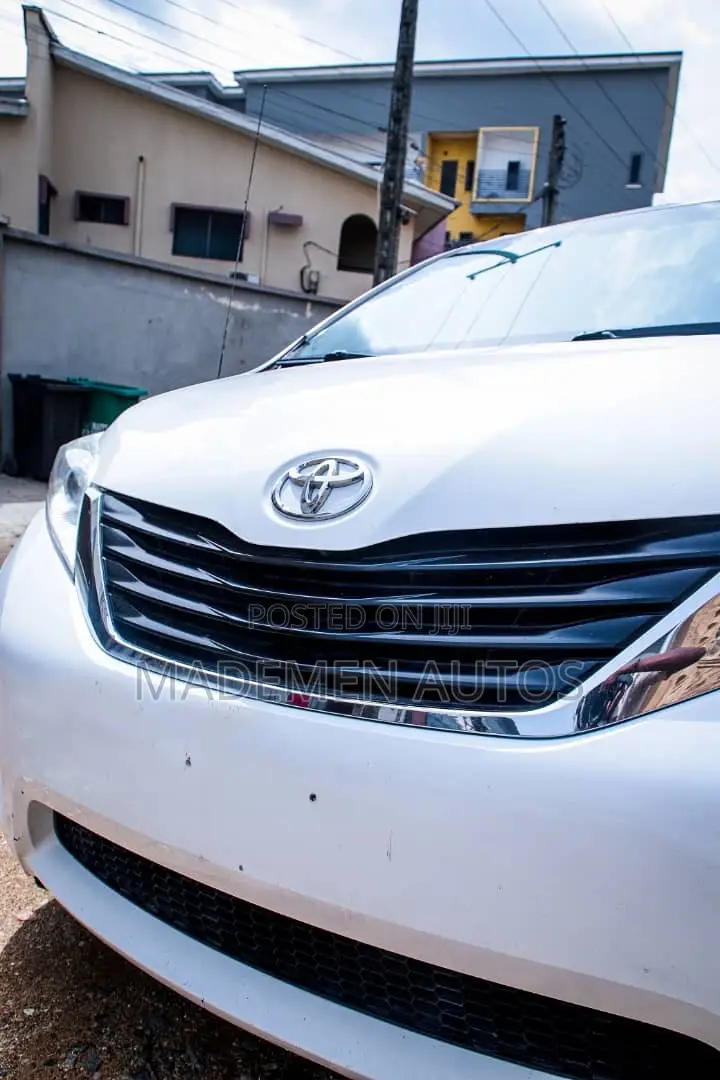 Toyota Sienna LE 8 Passenger 2011 White