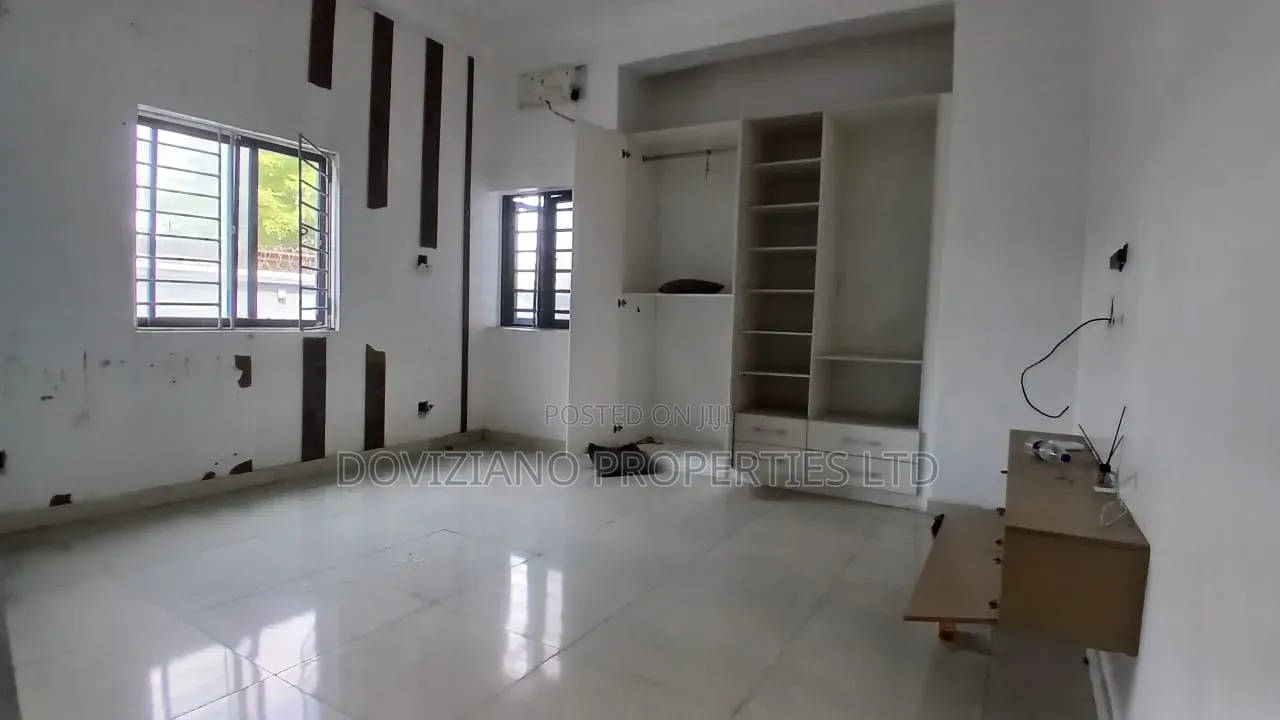 3bdrm Block of Flats in Lekki Phase 1 for rent