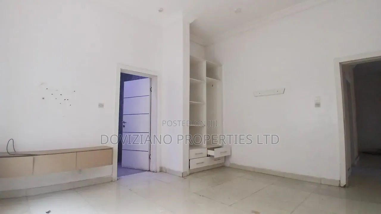 3bdrm Block of Flats in Lekki Phase 1 for rent