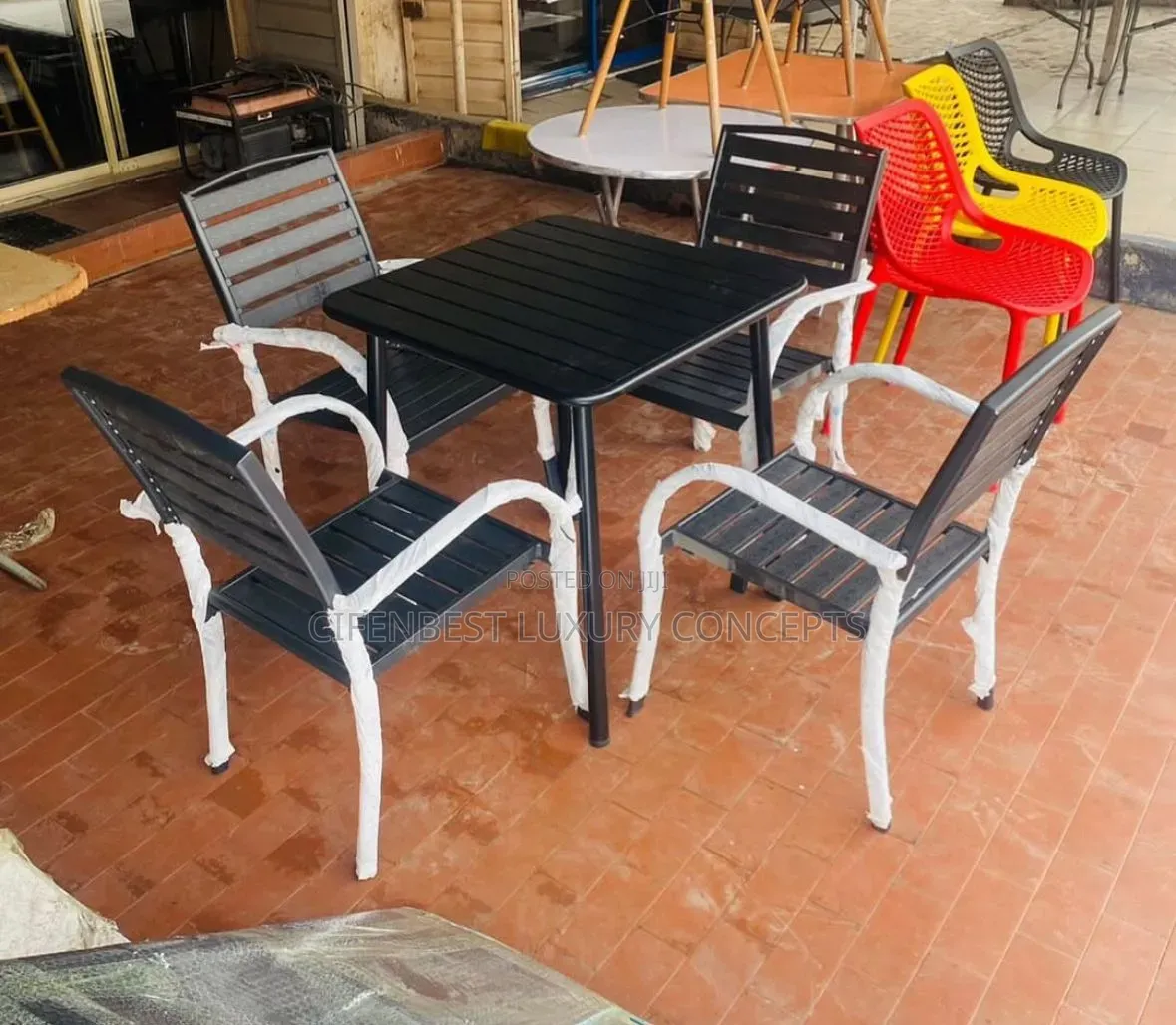 Outdoor Four Seaters Table and Chair for Bar/Restaurants Etc