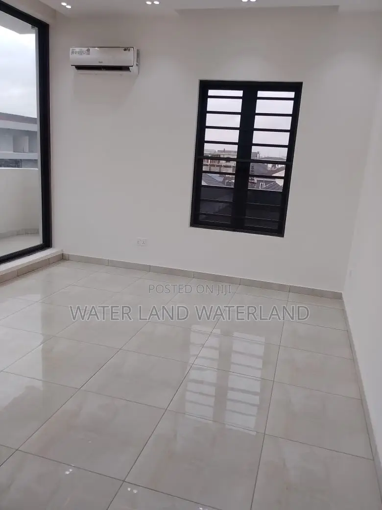 3bdrm Apartment in Lekki Phase 1 for rent