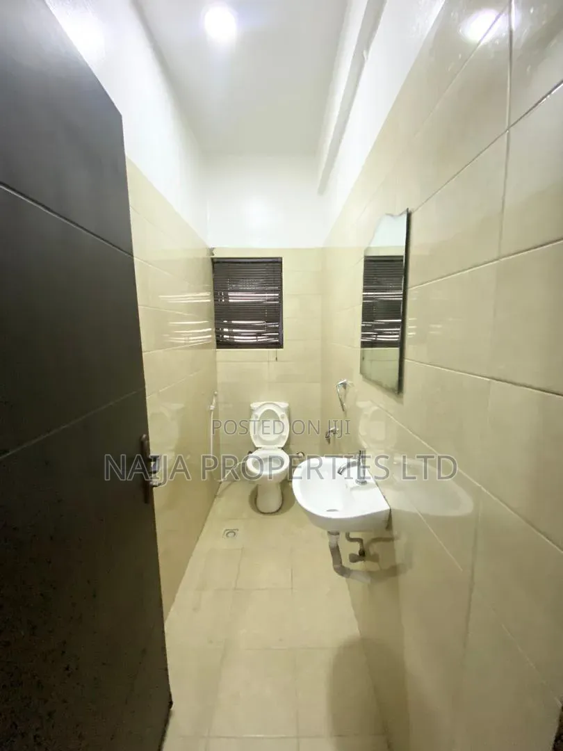 2bdrm Apartment in Lekki Phase 1 Right for rent