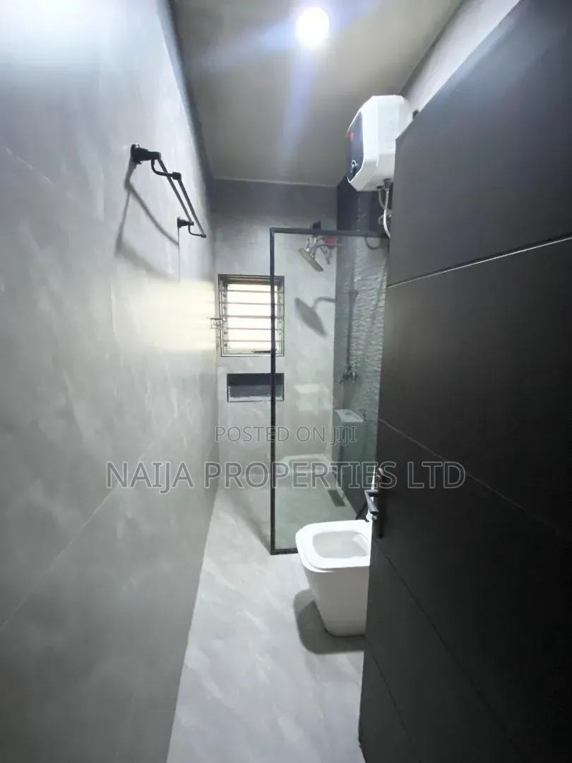 2bdrm Apartment in Lekki Phase 1 Right for rent