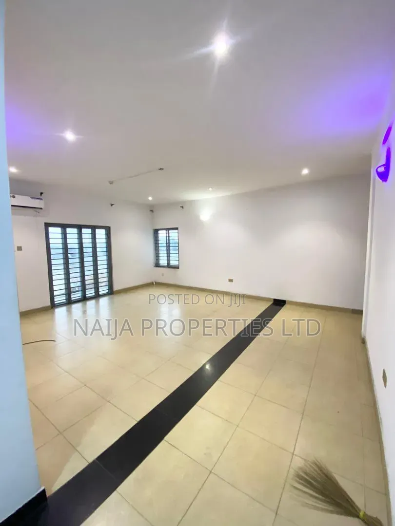 2bdrm Apartment in Lekki Phase 1 Right for rent