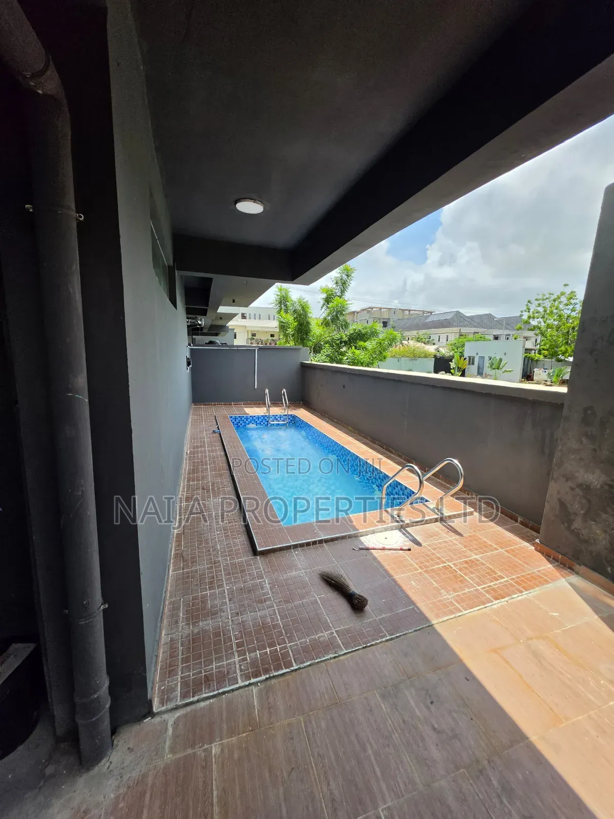 2bdrm Apartment in Off Admiralty Way, Lekki Phase 1 for rent