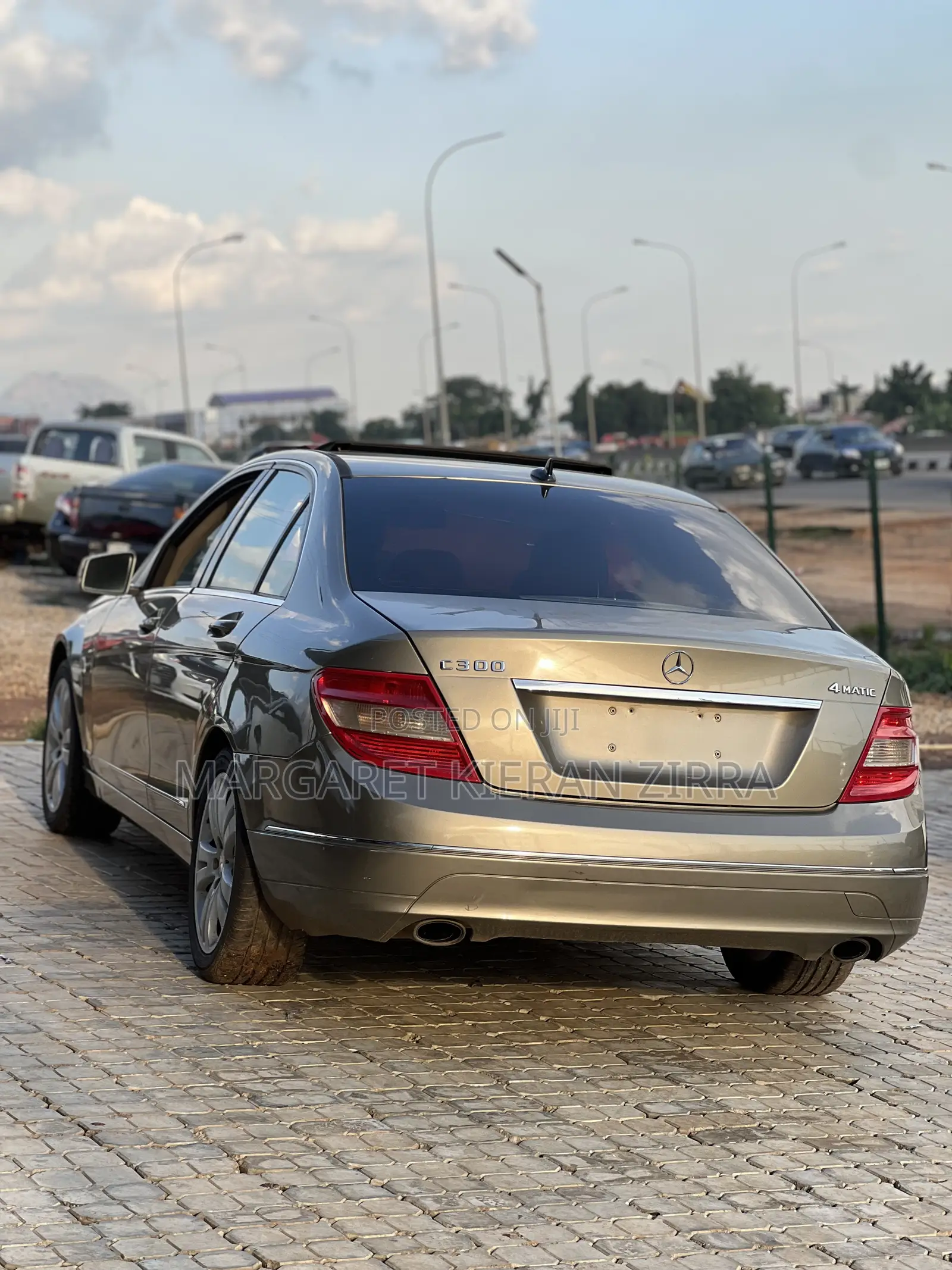 Mercedes-Benz C300 2010 Gold