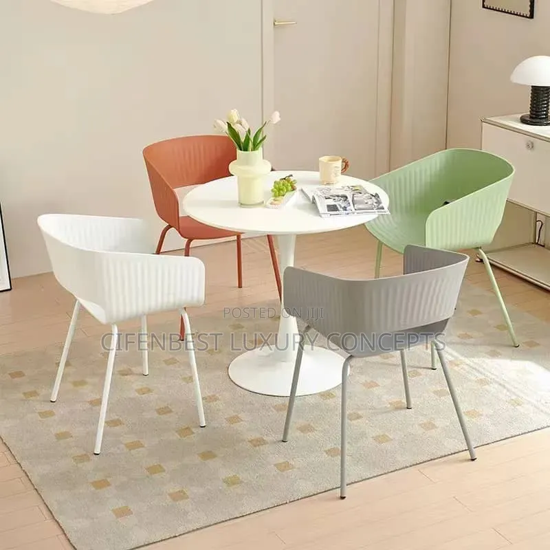 Stylish Four Seaters Round Table With Four Chairs