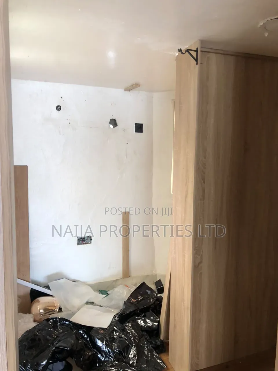 Shop/Office Space on a Busy Rd at Lekki Phase 1 for Rent