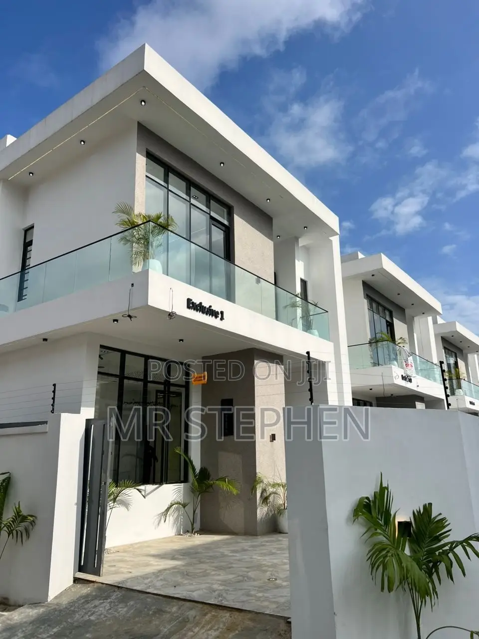 4bdrm Duplex in Palm Estate for sale