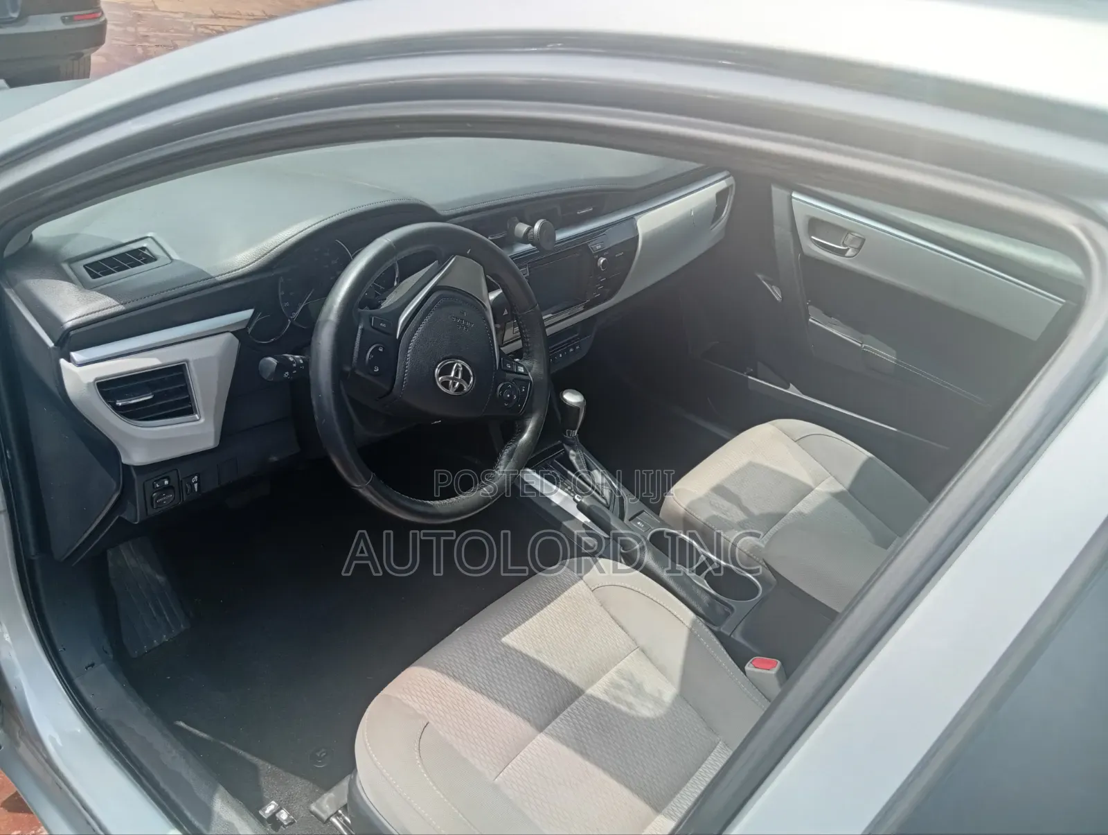 Toyota Corolla LE 4dr Sedan (1.8L 4cyl CVT) 2014 Silver