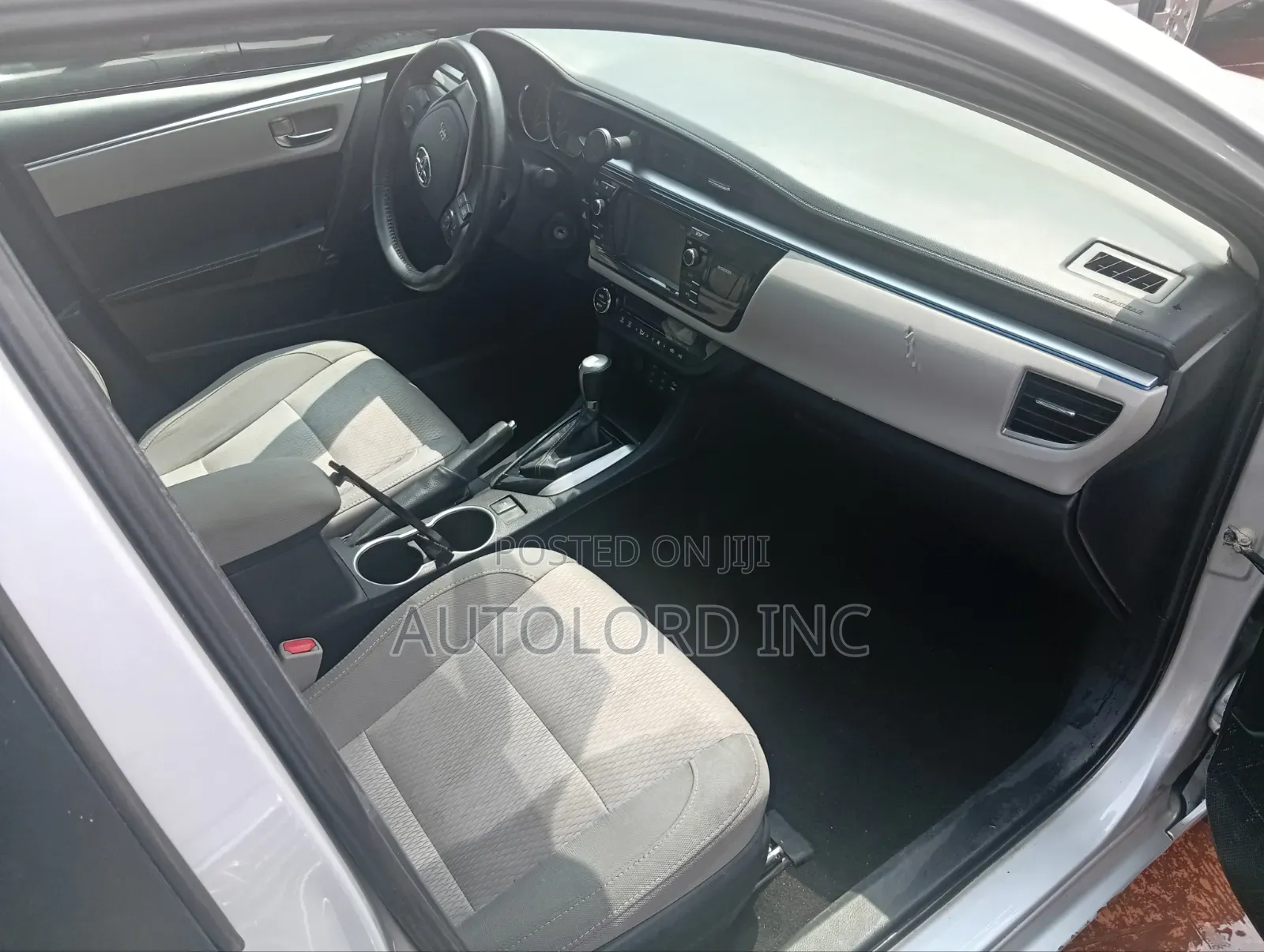 Toyota Corolla LE 4dr Sedan (1.8L 4cyl CVT) 2014 Silver